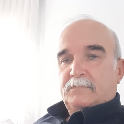 Emekli Memur-Futbol Antrenörü-Galatasaray'lı  
Trafik ve Direksiyon öğretmeni
