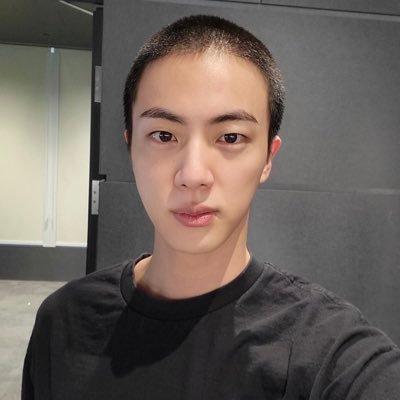 uwu_sofa's profile picture. she/her