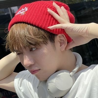 nootlly's profile picture. eu e jijico chamando o kian de broxa (secundária da @notlly