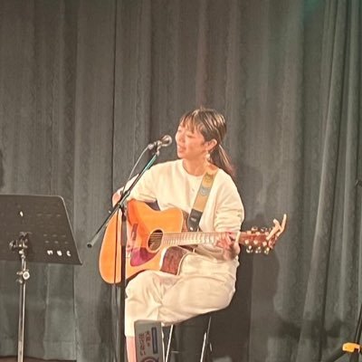 【大切な人を音楽で笑顔にする 】大阪┃18歳ギター始める▶22歳9月アーティスト活動開始▶現在WEBライター！ギター講師&アーティスト┃7丁目ギター教室/谷町四丁目校の講師🧸幼なじみのくま好き絵描き→@hanabiranunu🎤 #アーススマイル 🎸