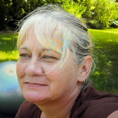 PrettyFlamingoK's profile picture. independent voter, just trying to get by.