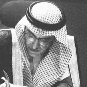 لعيونها … بس لعيونها
قلبي سراب بدونها ..
قلبي سراب … وعيني سراب
ما اقول أعشقها بعقل…
مجنونها…