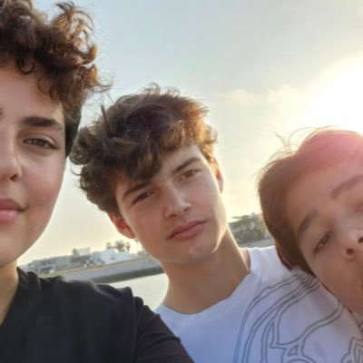 santicastanon's profile picture. 