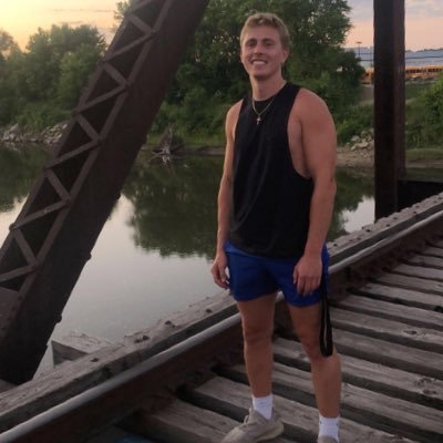 Full Time Content Creator and Streamer. Twitch Affiliate. Business Inquiries: crsnttv@gmail.com