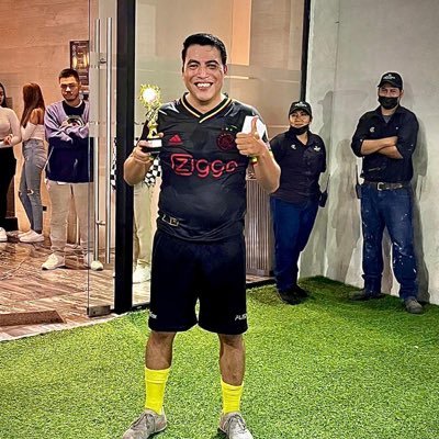 Me encanta Todo tipo de musicaaa!! El FUTBOL es mi pasion, Barcelonista de corazon, Anti-Madrid... (Instagram @edgab26) USAC