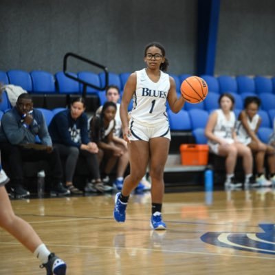 5’2 Pg 🏀| Asheville school 🤍| Class of 25 🎓| alishawatkins2@icloud.com 📧| AAU Team: Team Big Time ✈️(Coach Watkins contact: 8287828800)