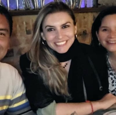 Todo pasado enseña, todo presente se disfruta y todo futuro distrae... Haz lo que quieras y sientas, de igual forma tendrás críticas y hablarán de ti...