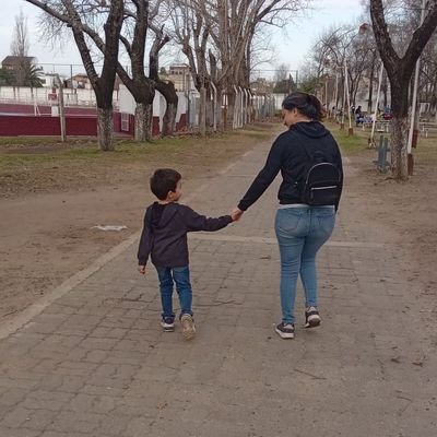 Mamá y abuela al unísono. Curiosa, inquieta y con un sentido muy desarrollado de la crítica. A veces un poco ácida. Disputando sentidos, siempre.