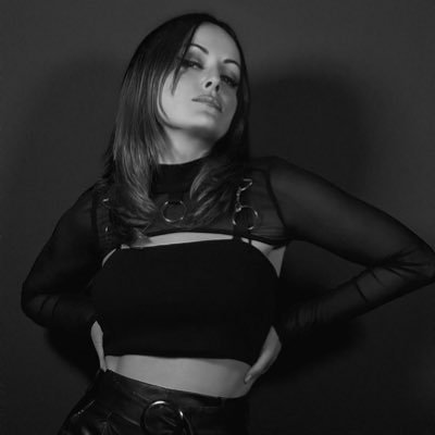Cantante, compositora, letrista…
Tu voz del R&B en español.
La voz que ruge cuando el sistema no escucha.