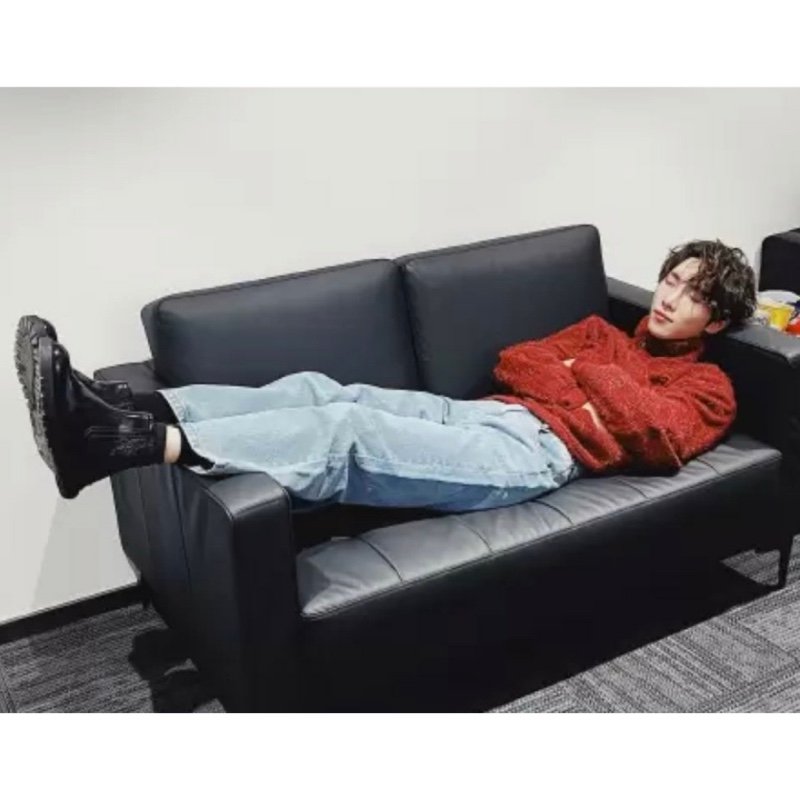 valerieinto's profile picture. Only the side accounts matter now. Idk, man, smh. 💙💎