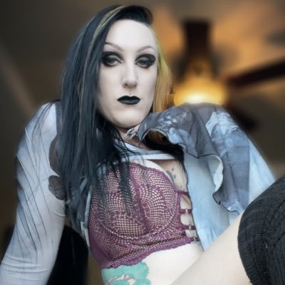 MusedMayhem's profile picture. 18 + only | Lover of beauty +all things spooky 🥀🕸🦇 Goth momma of 2 🖤 she/her 🖤 mue 🖤fantasy writer🖤 creator 🖤