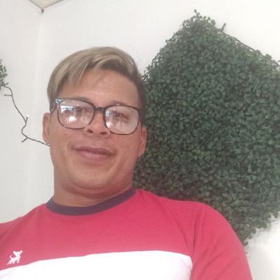 Soy amigable, cariñoso, respetuoso, aunque a veces complicado, pero muy recto en las cosas.