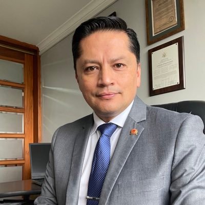 Ecuatoriano, Doctor en jurisprudencia, Máster en Estudios avanzados de terrorismo, Abogado, Oficial de Policía, Investigador Criminal, Docente Universitario.