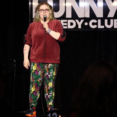 comedian, writer & cheesehead based in Seattle 🧀 she/they 💖
head of @povsportscomedy 🏟️
Podcast: @pod_mind 🎙️
Instagram: @lucytcomedy 📸