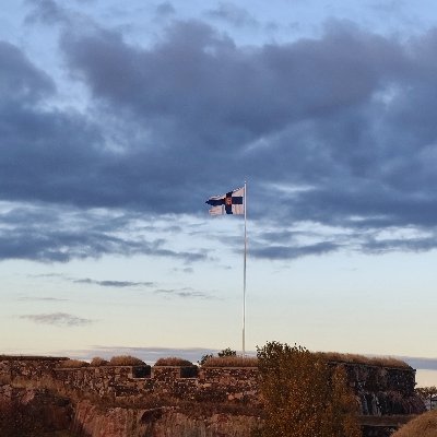 Kommodori, valtakunnallisten maanpuolustuskurssien johtaja.