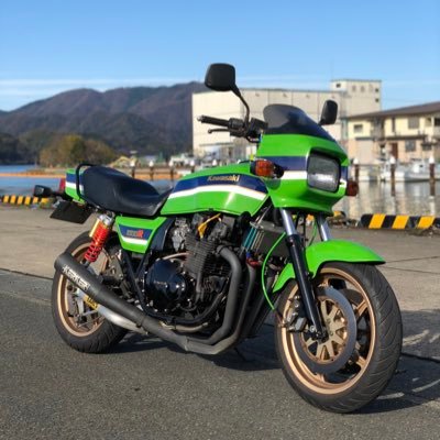 親が昔乗っていたz1000r2に乗るために2021年に大型免許まで取って2022年の8月頃から乗ってる自称初心者ライダー🔰