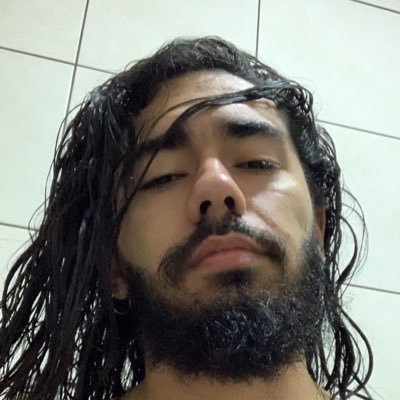 insta: victorfrasson_ / Sou atleta, jogo lol, basquete, malha, futsal, tênis de mesa, jogo até burquinha aquática se me chamarem!!
