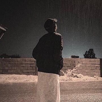 لَآ تٌـثًـقُ بًـآحًـدٍ حًتٌـﮯ آلَتٌرآآبً آلَذِيَ خِـلَـقُـتٌ مًنِةّ سِـيَـدٍفُـنِـکْ يَوٌمًـآً ' 🖤✨.