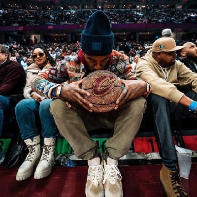 O que JR Smith faria no seu lugar?

Aqui nós odiamos os Warriors, zoamos os Lakers, cultuamos JR Smith e sofremos com os Cavs.

Not affiliated with JR.