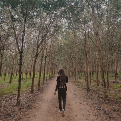 syazookie's profile picture. perfect and messy at the same time.