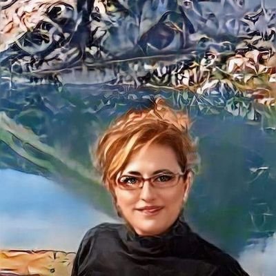 Diplomada en magisterio. Realizada y desarrollada profesionalmente como esteticista. Autónoma y trabajadora.