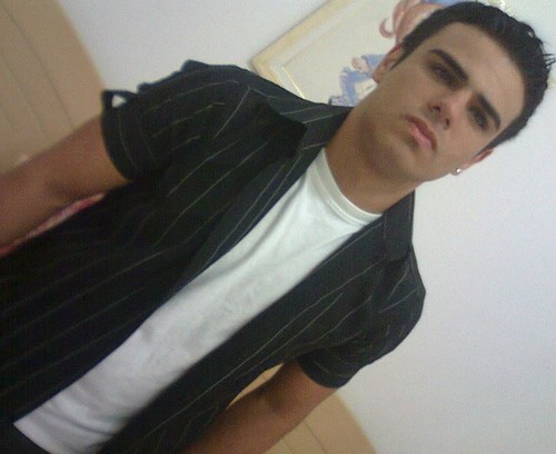 Sou um cara tranquilo que leva a vida de um jeito simples 
pensando sempre seguir em frente e não deixando problemas me derrubarem !!!!