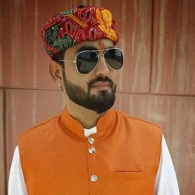 मैं शून्य हूँ
मुझे पीछे ही रखना
क्योंकि मेरा फ़र्ज तो सिर्फ मेरे अपनों की
कीमत बढ़ाना हैं