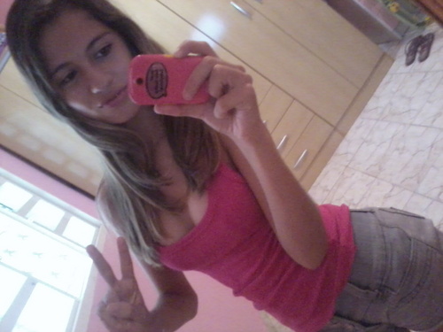 sou uma garota  q gosta de  conversa nao suporto falsidade 
gosto muito de fazer novas amizades  *-*