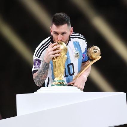 Riquelmista y Messista como toda persona de bien,
Vi a Lionel Messi levantar la copa del mundo