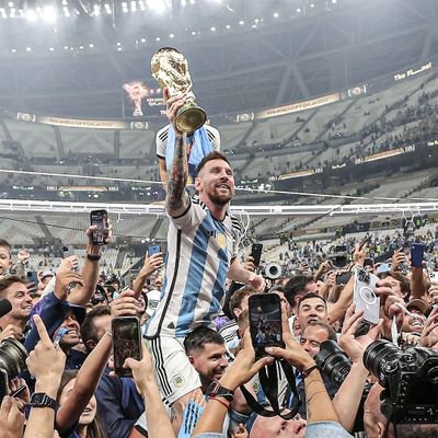 Argentino, de San Miguel de Tucumán. Casado, 44 años. Hincha de @RiverPlate