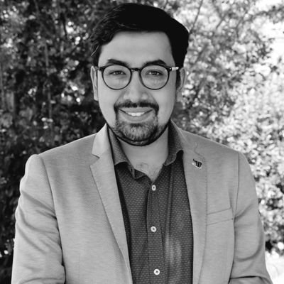 Romantico viajero, Abogado UAI, Lic. Historia PUC. Magister Derecho Regularorio PUC. Docente UDD. Autor de 'Frente a la Derrota' y 'Sol sobre Rapa Nui'