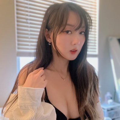 Artist 🎨
Twitch Partner 💜
Business Email: Cewiena@gmail.com
|| Instagram : https://t.co/2kRA0b28MZ