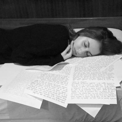 Psicologa in formazione.
Incontro libri, leggo persone, scrivo per ascoltarmi.
Il mio libro di poesie ↓