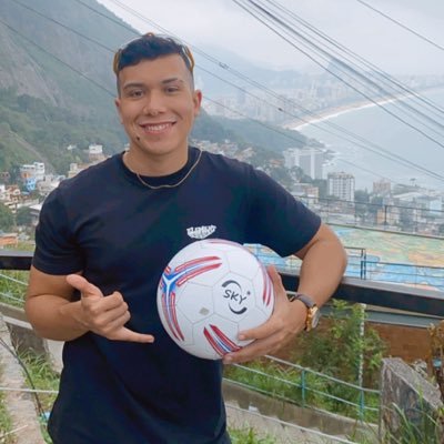 Product Designer. Pro player de fifa aposentado, realizei o sonho de jogar um mundial final. (além disso já tive outros feitos). Crítico duríssimo do spfc.