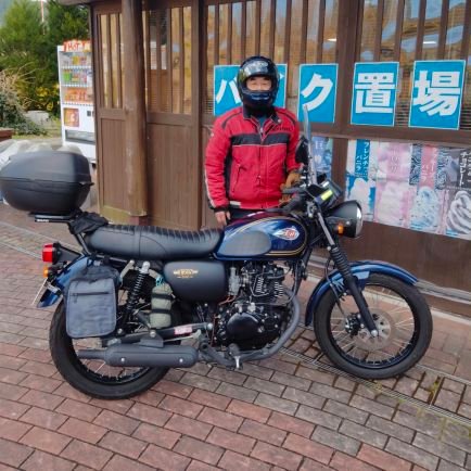若い頃からオートバイに乗っていますが、免許返納の時期が近くなって来ました。
季節によって違う風の匂いを感じながら走るオートバイは、魅力があり止めたくありません。21年暮にW650からW175SE(インドネシアカワサキ製)に乗り換えました。
本車は車重が126kgで取り回しも良く、単気筒キャブ車ですが気にいっています。