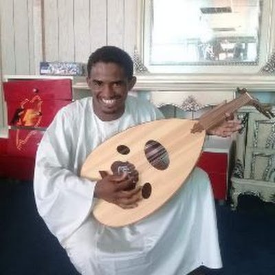 لاعب كره قدم خريج جامعه الخرطوم كليه الآداب أحلامي ماعندها حدود كل العالم بلدي