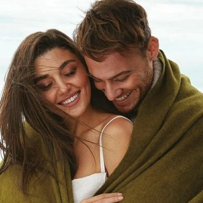 Aşk Var •
Hande Erçel •
Kerem Bürsin