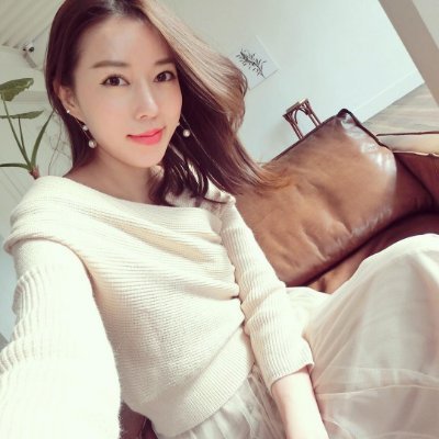 Constellation: Pisces
Personality: humorous
Work: Own clothing brand store
Singapore: 39 years old, single.
Hobbies: golf, yoga, travel