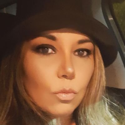 krykabaron's profile picture. Esposa e Mãe... SUPER a favor do porte de armas e fiel aos meus princípios. Sem saco para Militância e Feministas!! Tudo contra o politicamente correto 💚