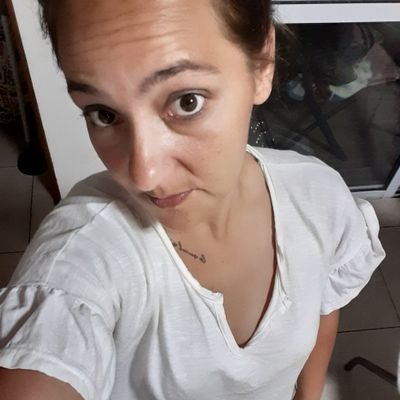 Ypl32's profile picture. Si te gusta algún tuit, es porque la frase  la escuche de alguna otra personas.,
Si vez algún error en un tuit esa soy yo.
Imperfecta al 100%