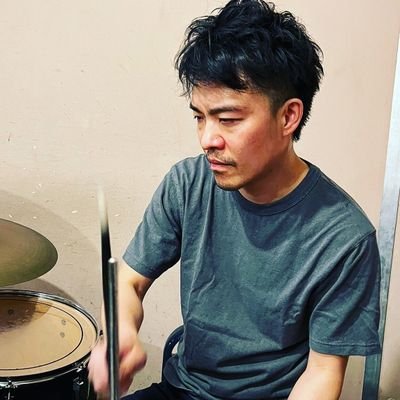 デジLIGで動画編集の勉強をしました!
自分の持っている、知識や技術を仕事にするのが、今の目標😁
40代脱サラ!以前より興味のあった動画編集の仕事をする為
奮闘中‼️
UNDER LIFEというバンドでドラムを叩いています!
過去にドラムを叩いたバンド
⇒Aim・MAD SPANISH・CHINPIRA