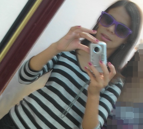 Sou uma menina alegre e divertida,mais tbm sou chata quando é preciso.Adoro fazer novas amizades isso dependendo da pessoa.
