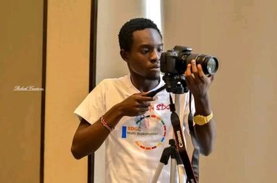 I am a Documentary maker and a photojournalist. 
A fine Artist who draws and paints
I teach with art and documentary stories
And an environmentalist