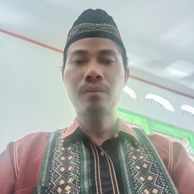 Nama Hafid B, asal suku Toraja, tinggal di Salakan. Istri 1 anak 4 aktivitas mengajar, Dakwah Ilal Islam, dan Berkebun.......