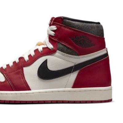 AJ1を中心に集めてます。スニーカーに特別詳しい訳ではありません。マイサイUS9〜9.5。NEWERAのキャップも同時進行で収集中。41歳にしてスケボー始めました(笑)相互フォローでも基本的に金銭の絡む事はしませんので悪しからず！