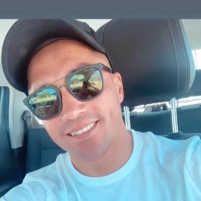Jugador de fútbol profesional, director técnico de fútbol profesional, master en gestión deportiva y empresarial, profesor de educación física