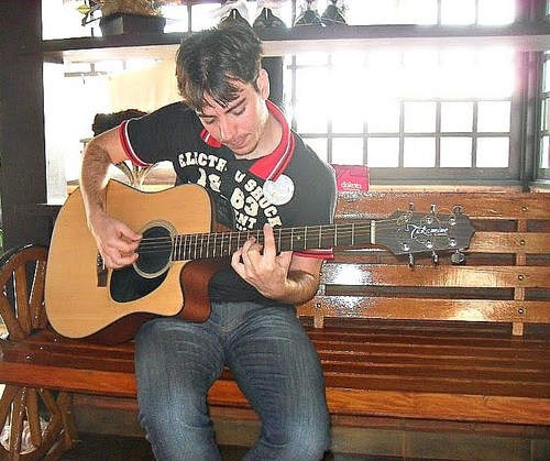 Cantor, Compositor e Músico.
equipewellingtonmanesco@yahoo.com.br 
Contato para Shows : (43) 9922-4694
