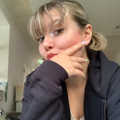elle s’habillait lentement, elle ajustait un à un ses pétales. Elle ne voulait pas sortir toute fripée comme les coquelicots.