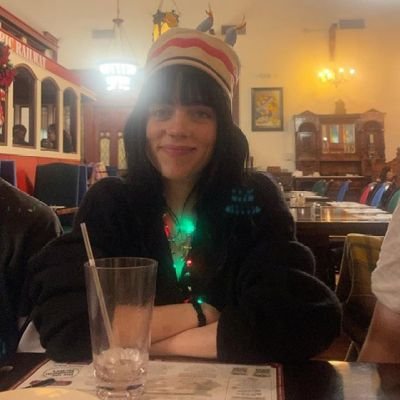 con billie mirando los minions mientras comemos gomitas ácidas