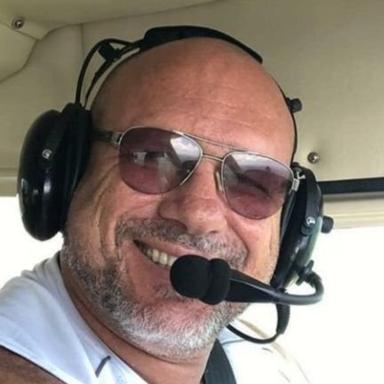 De direita .Médico Veterinário. Piloto de Avião. Músico ocasional. Oficial R2 EB . Terror dos petistas . Amo os meus filhos !